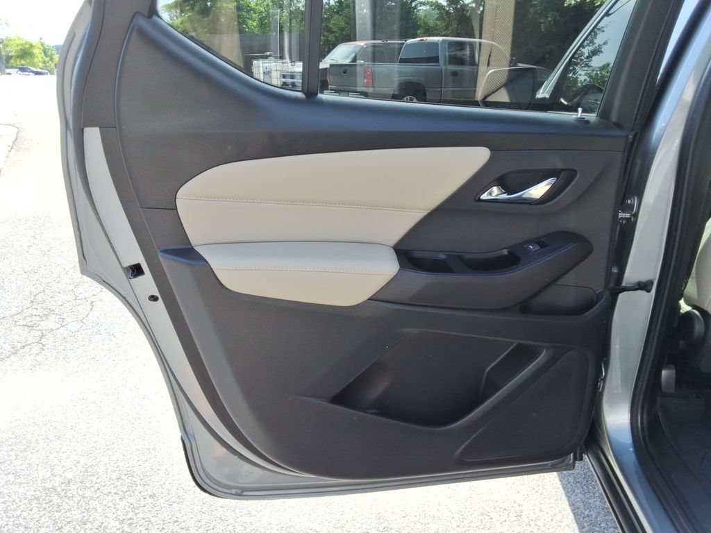 Certified 2023 Chevrolet Traverse LS FWD image 17