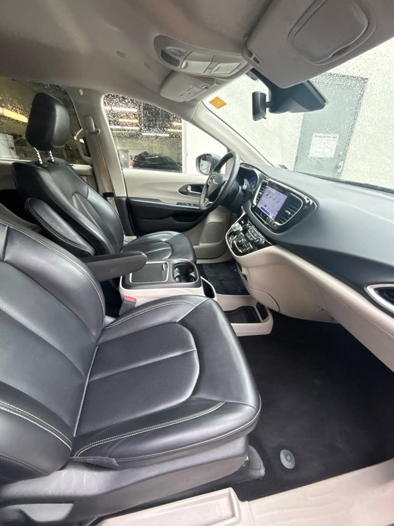 Used 2023 Chrysler Pacifica Touring-L FWD image 24
