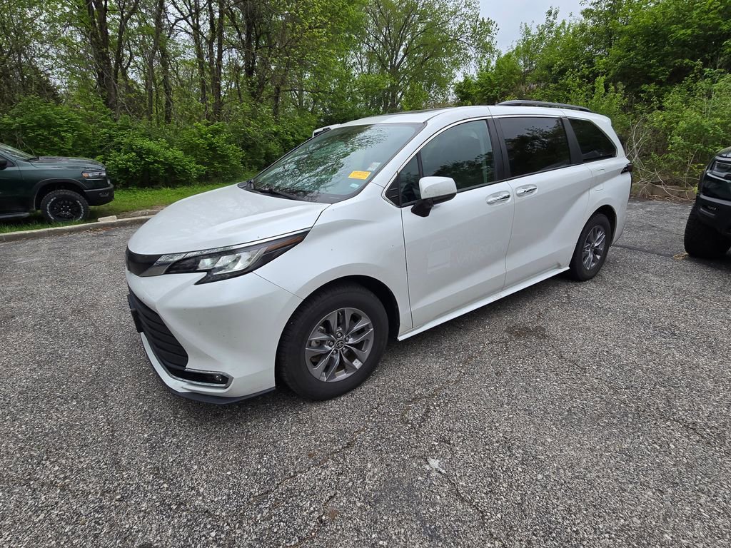 Used 2023 Toyota Sienna XLE FWD image 2