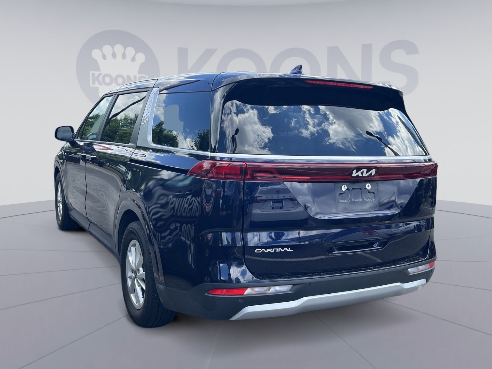 Used 2024 Kia Carnival LX FWD image 2