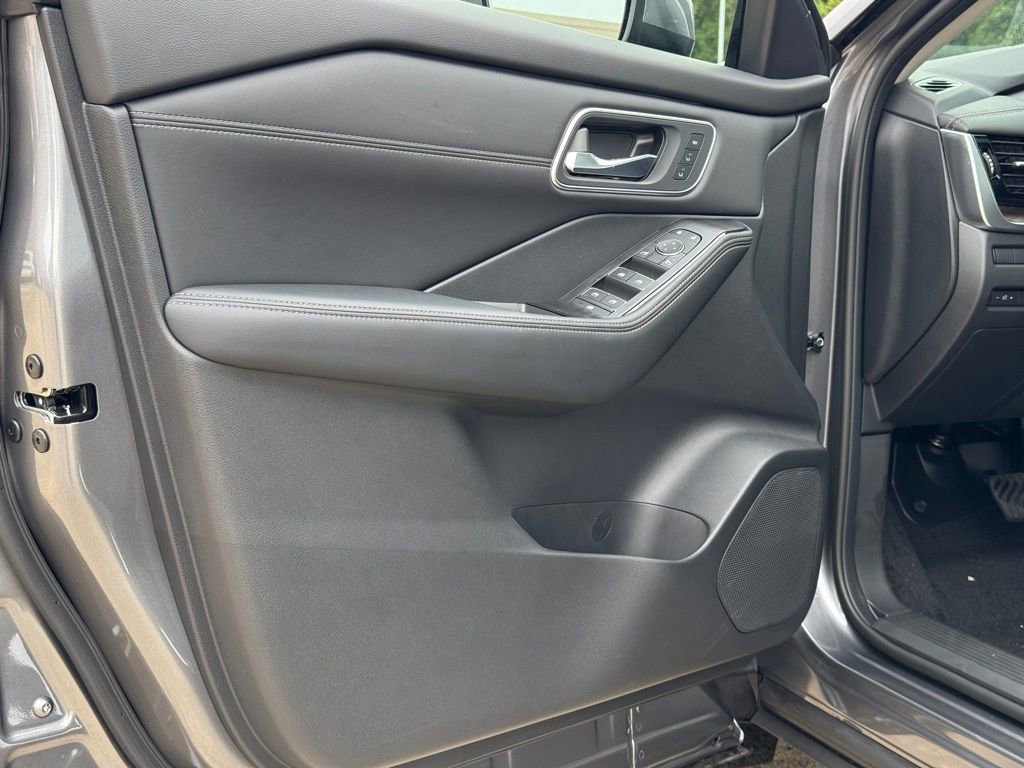 New 2026 Nissan Rogue Platinum image 22