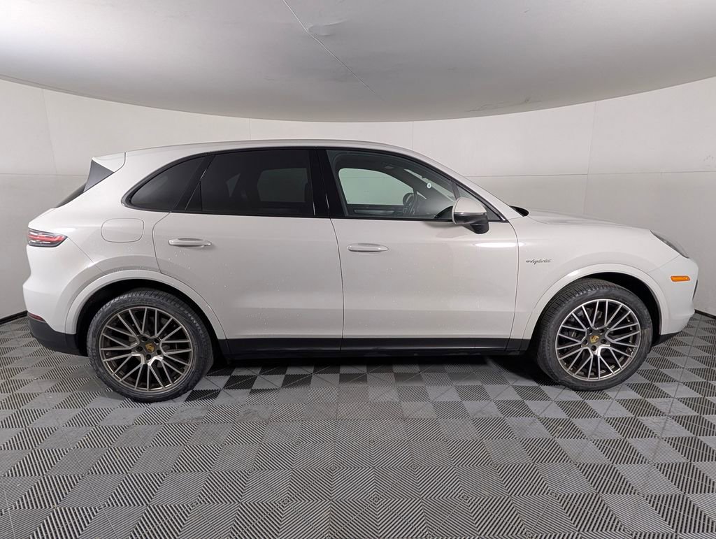 Certified 2023 Porsche Cayenne Platinum Edition image 8