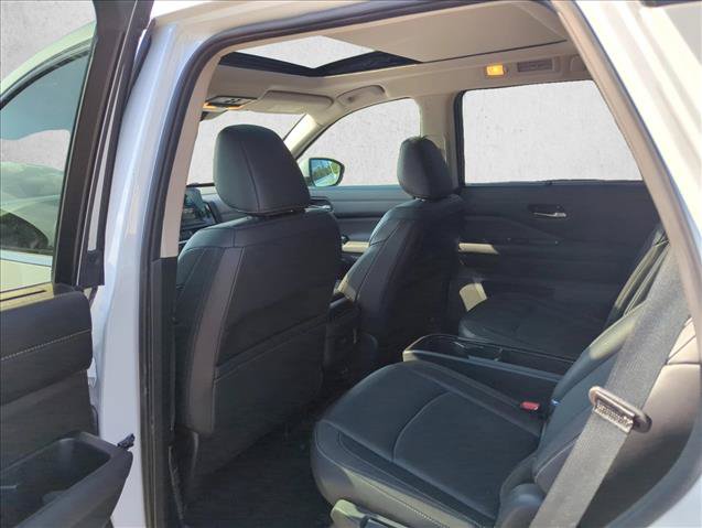 Used 2025 Nissan Pathfinder SL w/ SL Premium Package FWD image 16