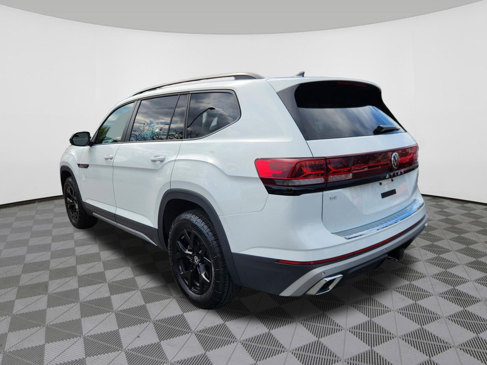 Certified 2025 Volkswagen Atlas Peak Edition SE AWD/4WD image 3