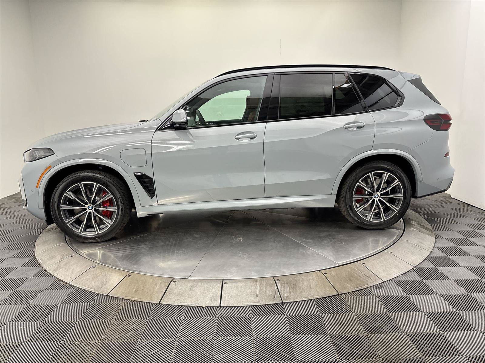 New 2026 BMW X5 xDrive50e w/ M Sport Package AWD/4WD image 16