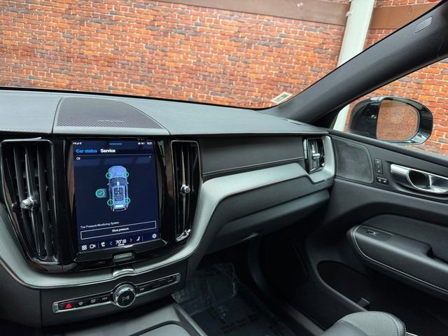 Used 2022 Volvo XC60 B6 R-Design image 17