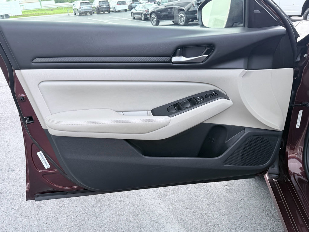 Used 2025 Nissan Altima 2.5 SV FWD image 27