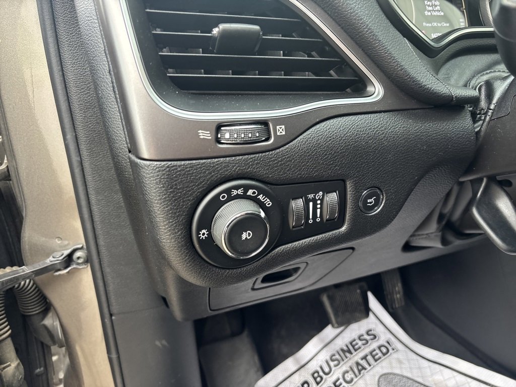 Used 2020 Jeep Cherokee Latitude Plus w/ Cold Weather Group image 14