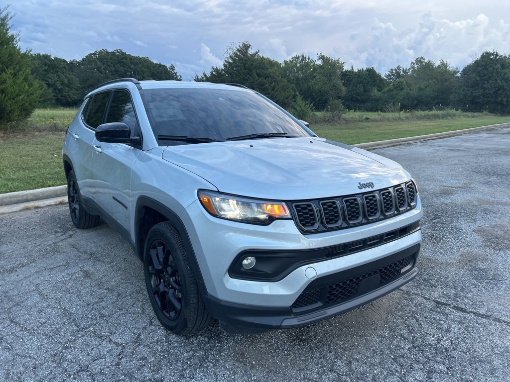 Used 2025 Jeep Compass Latitude w/ Altitude Special Edition image 3