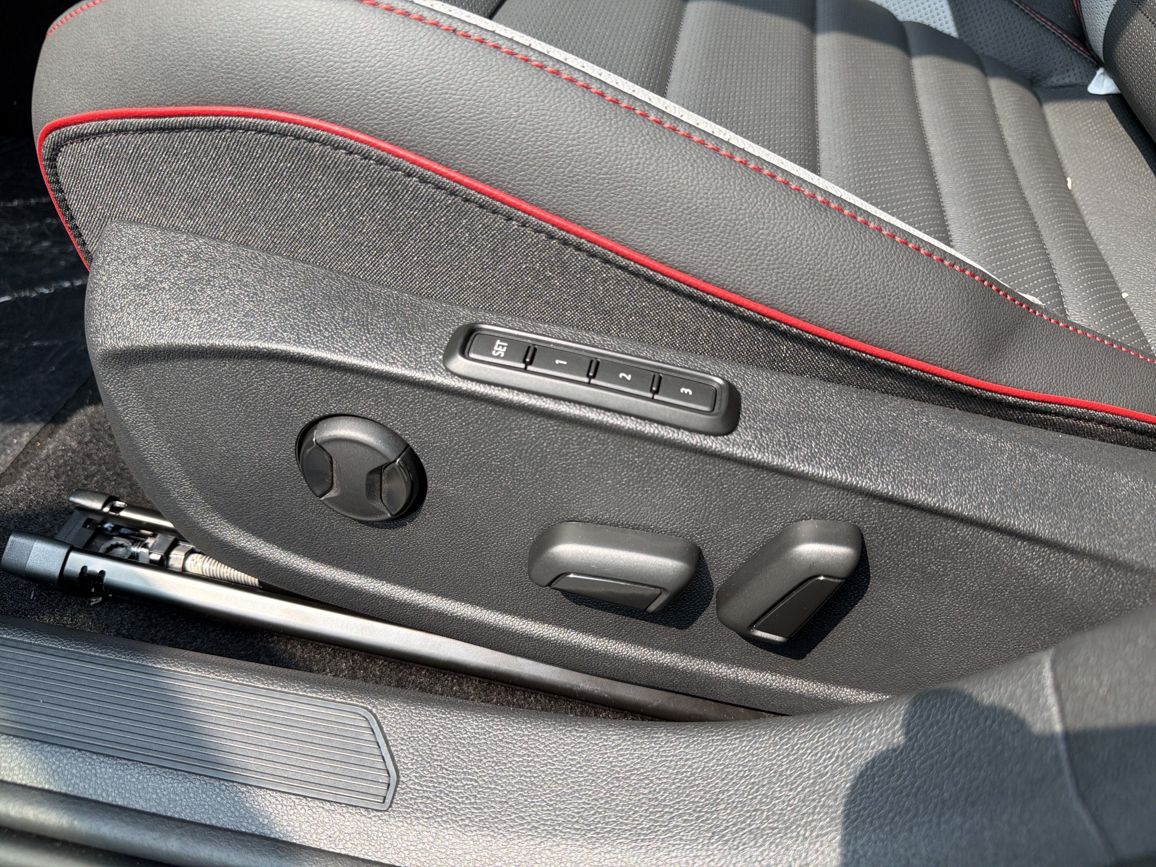 New 2026 Volkswagen GTI SE FWD image 9
