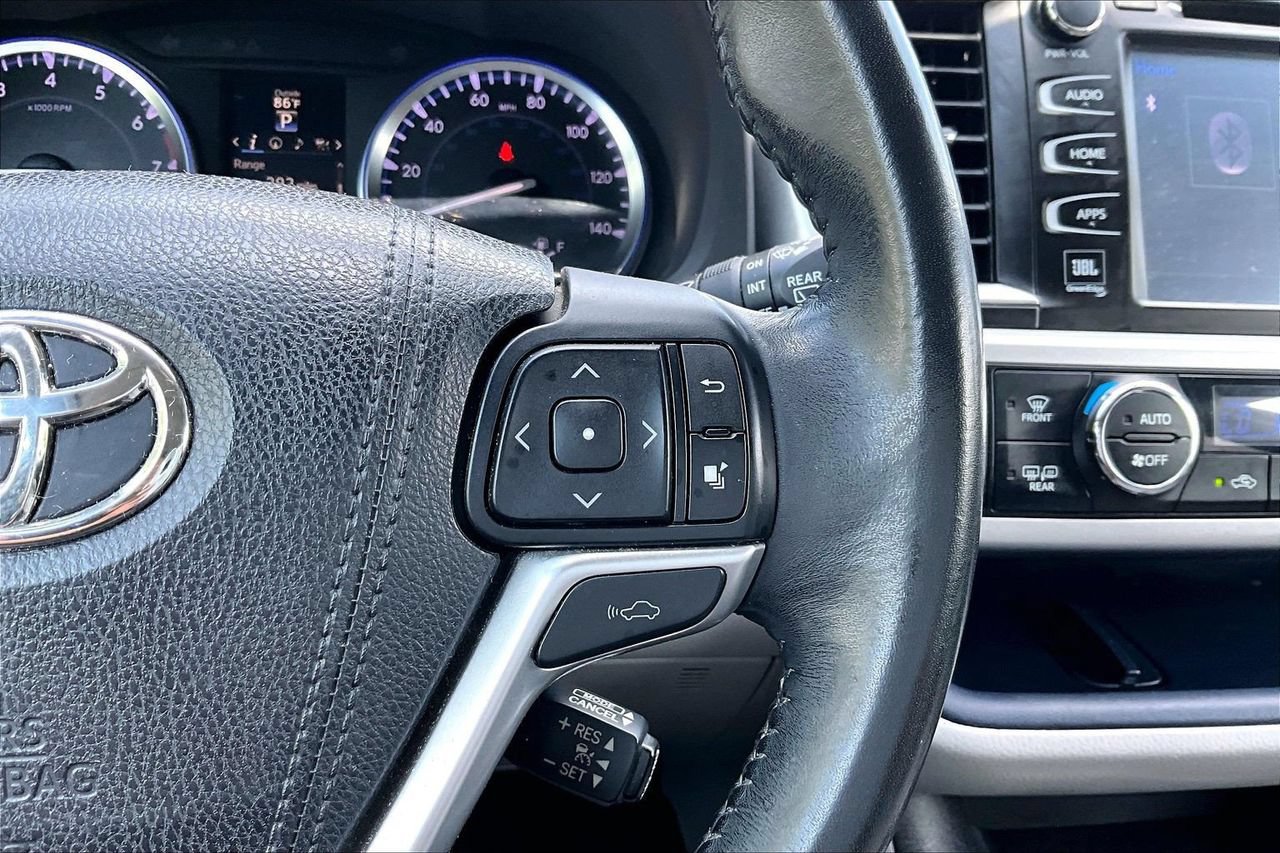 Used 2015 Toyota Highlander Limited w/ Driver Technology Package AWD/4WD image 32