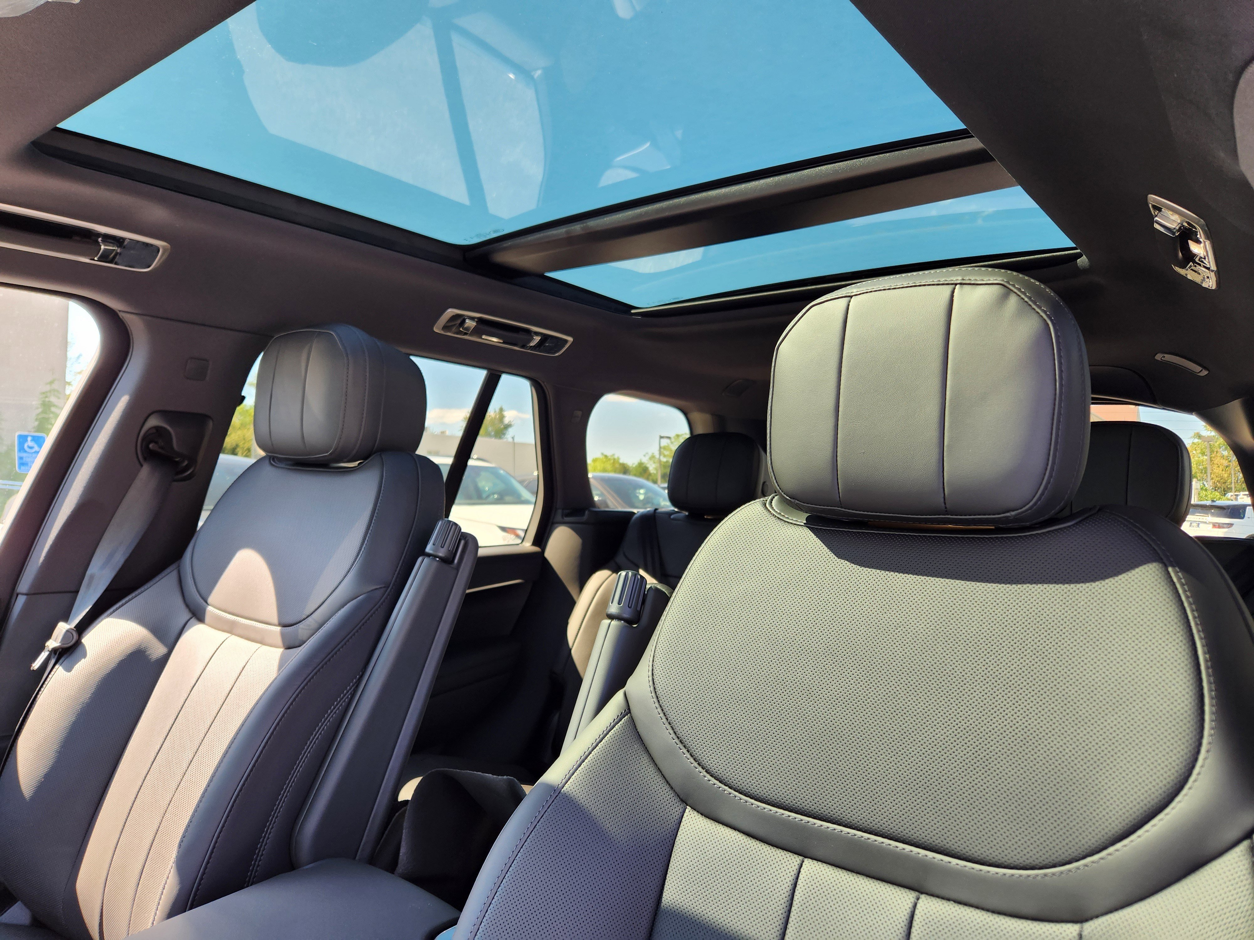 Used 2025 Land Rover Range Rover SE image 10