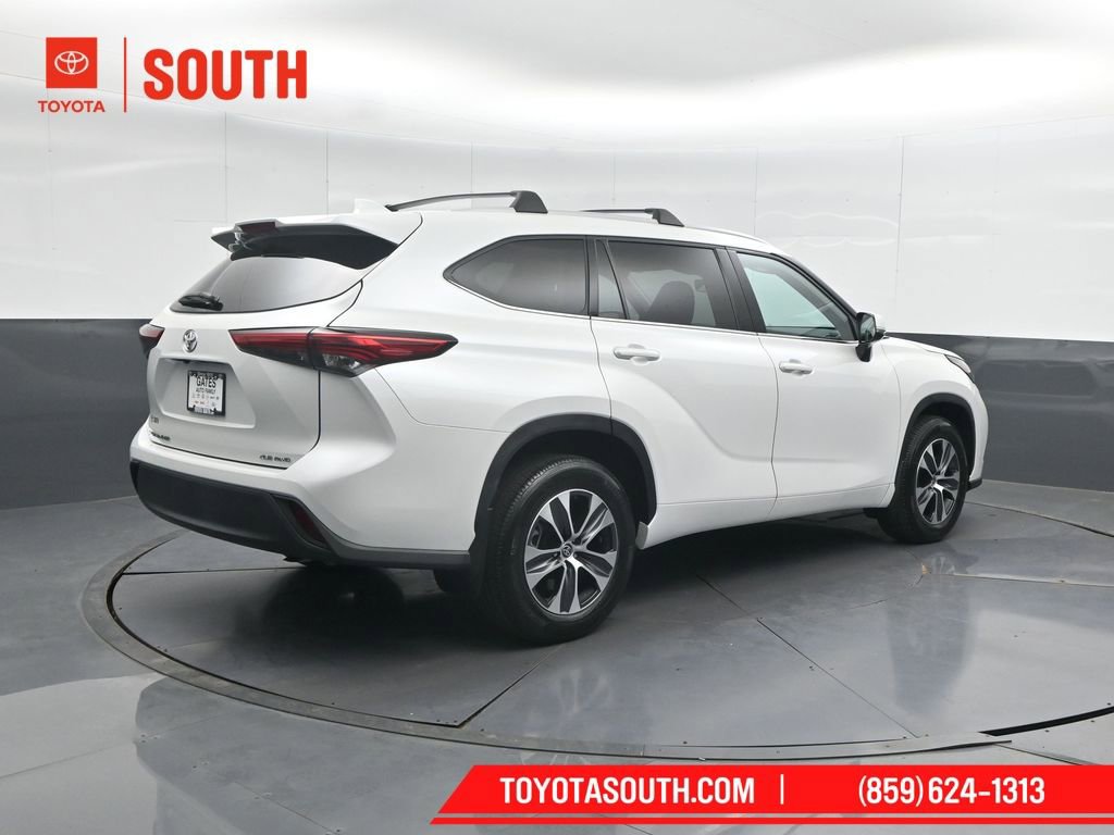 Used 2022 Toyota Highlander XLE image 2