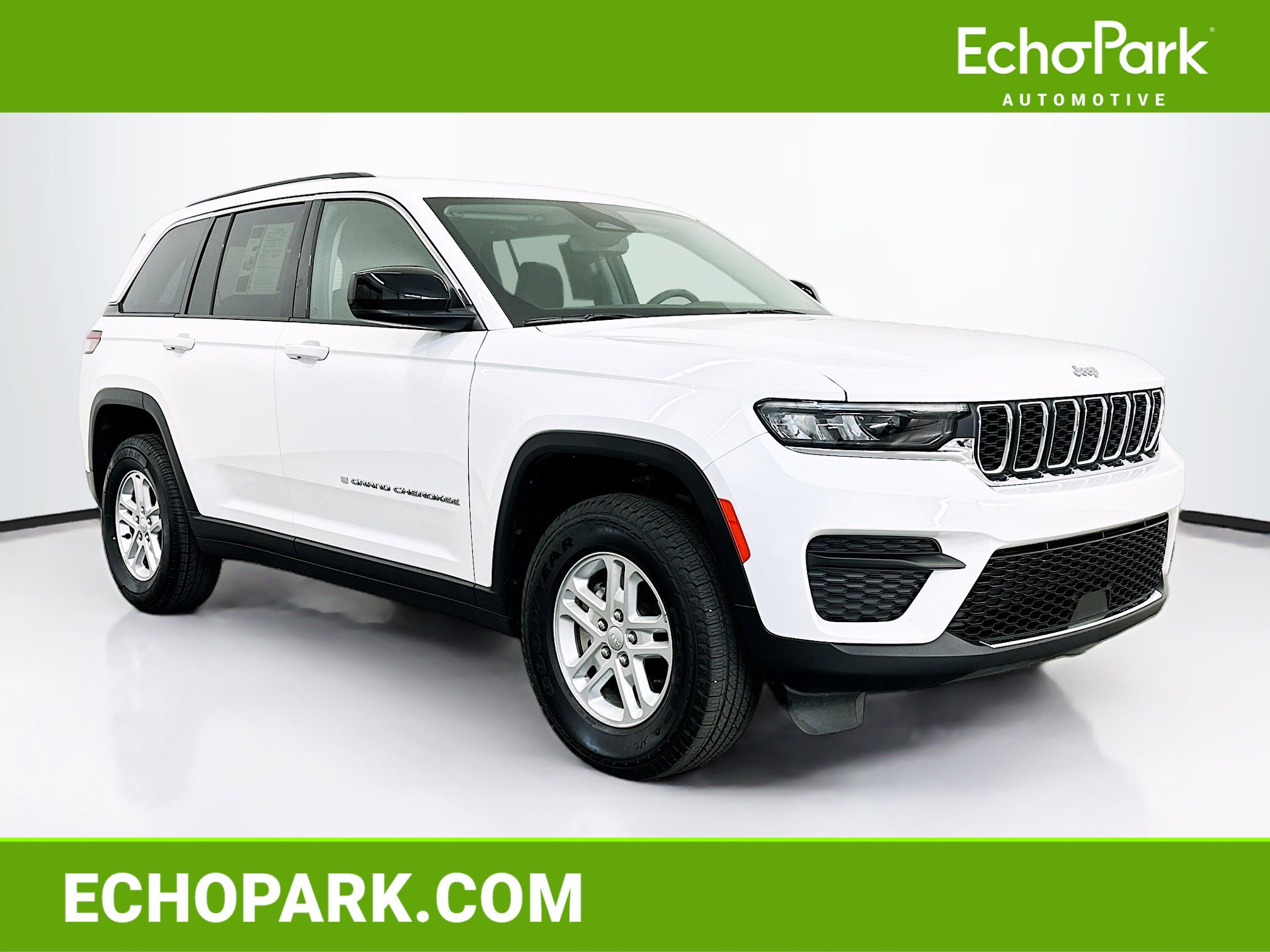 Used 2023 Jeep Grand Cherokee Laredo AWD/4WD image 1