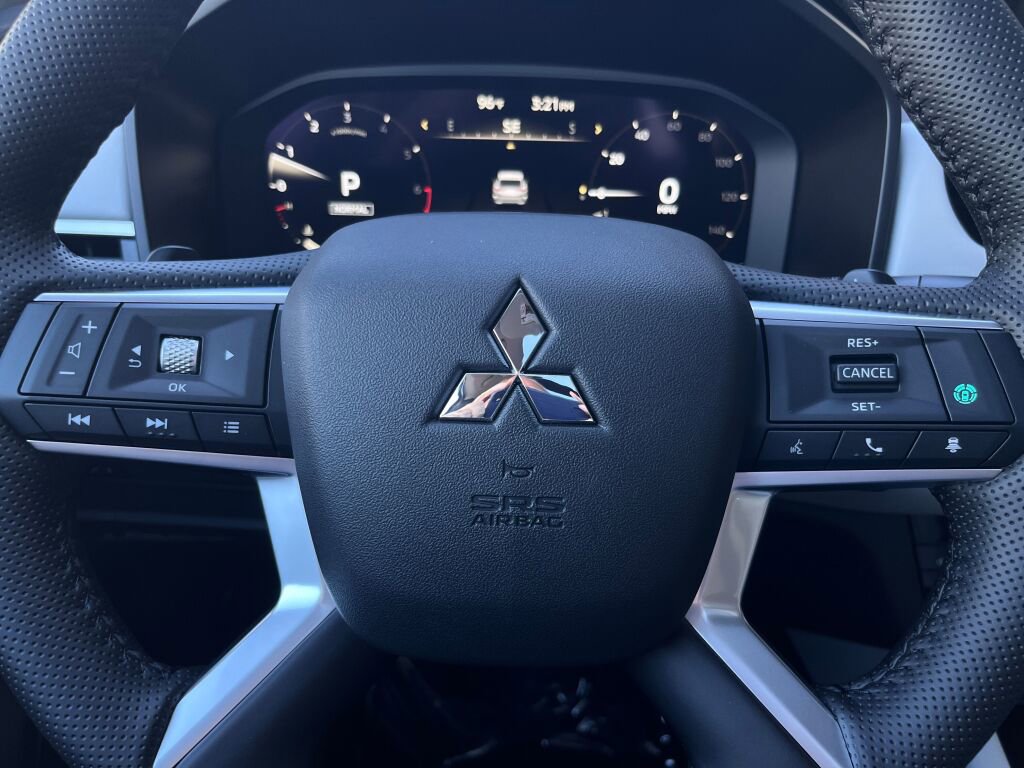 New 2025 Mitsubishi Outlander SE image 15