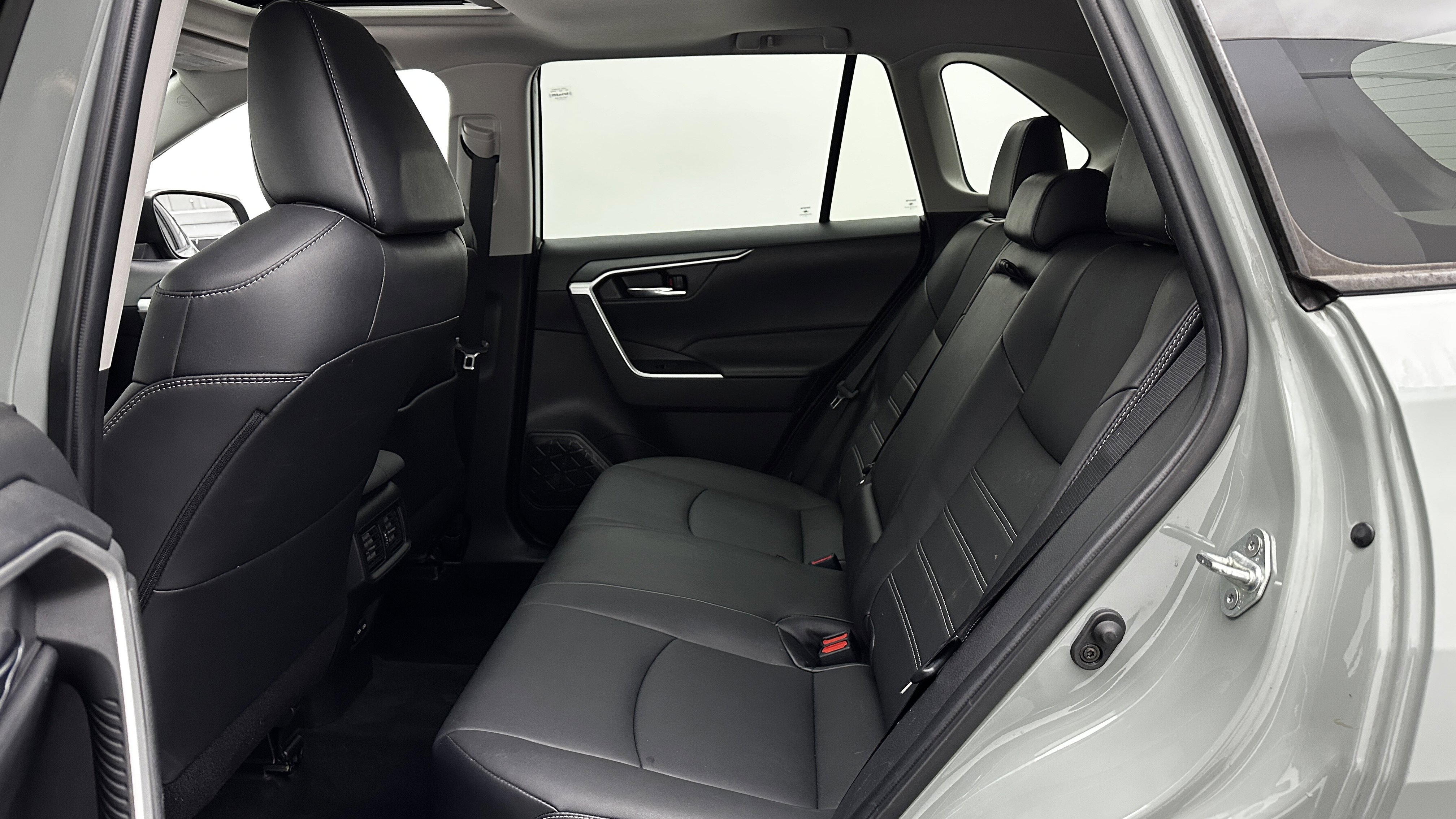 Used 2022 Toyota RAV4 XLE Premium image 25