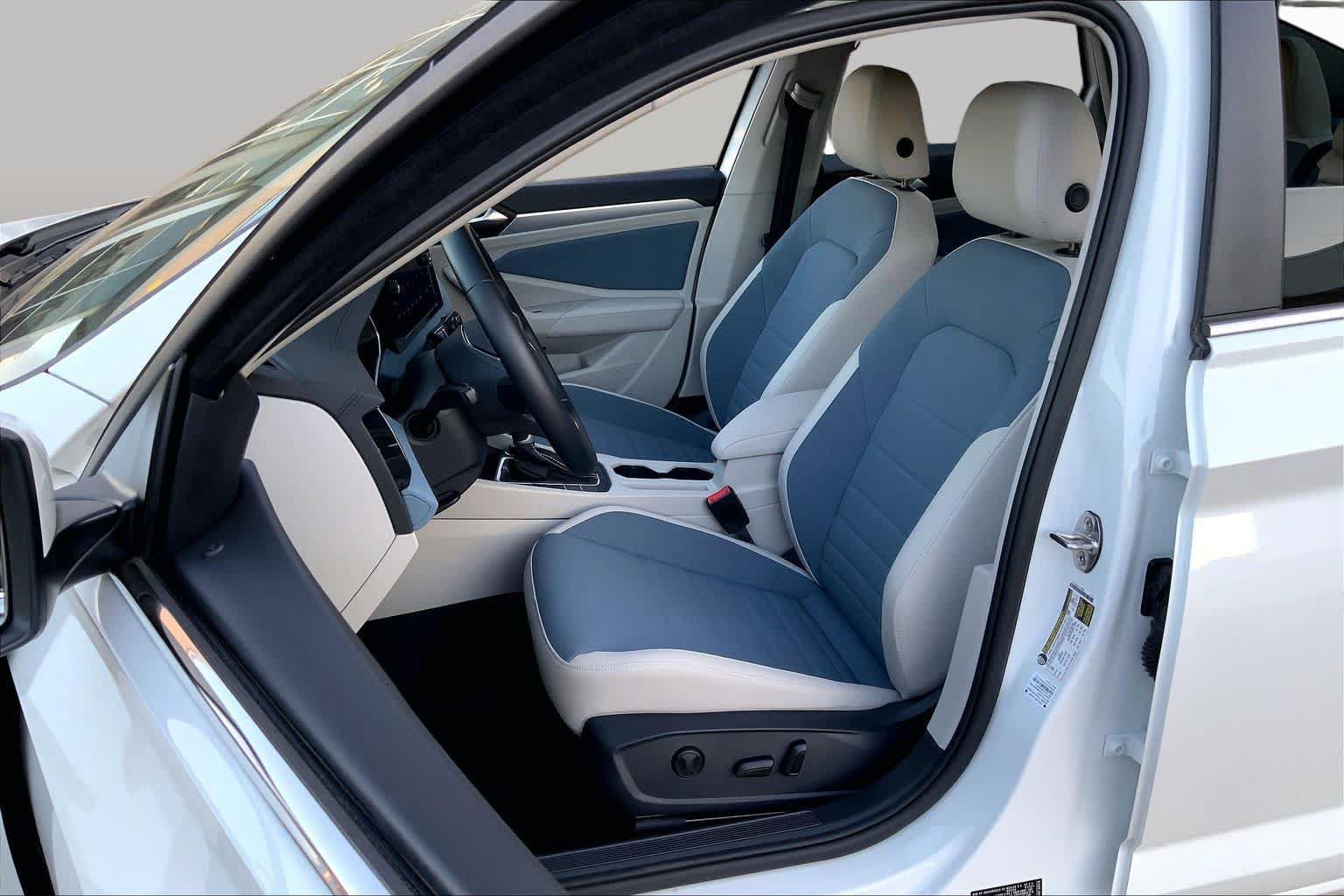 Used 2025 Volkswagen Jetta SE FWD image 8