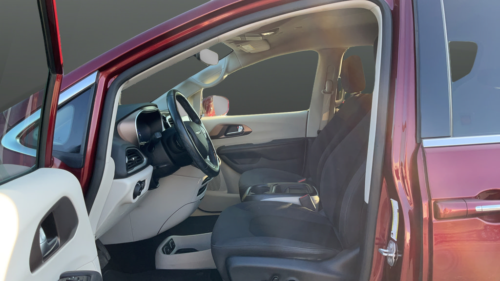 Used 2019 Chrysler Pacifica Touring Plus w/ Cold Weather Group FWD image 17