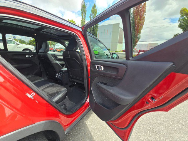Used 2021 Volvo XC40 T5 R-Design image 13