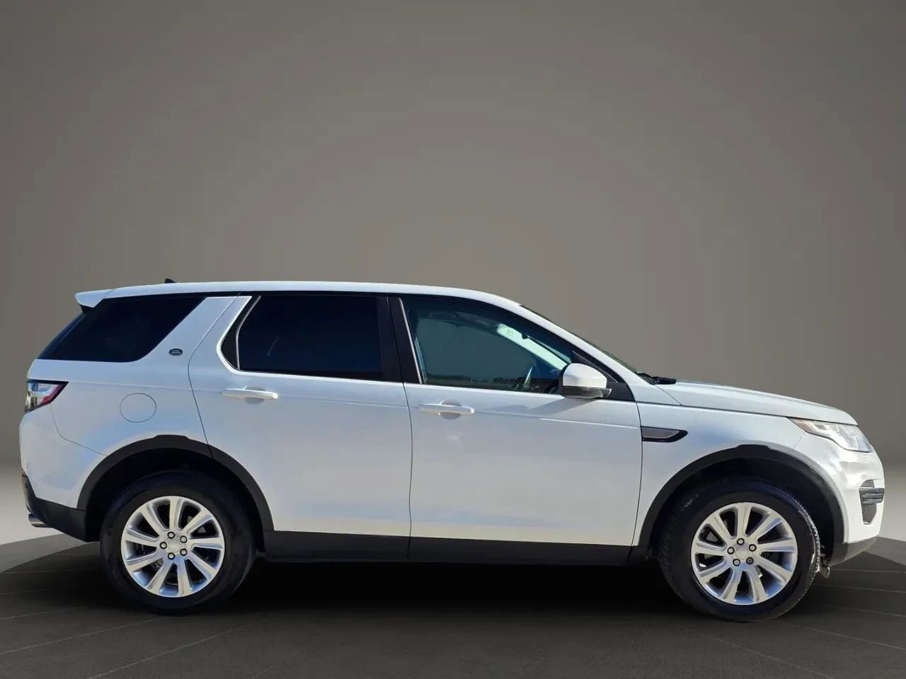 Used 2016 Land Rover Discovery Sport SE image 2