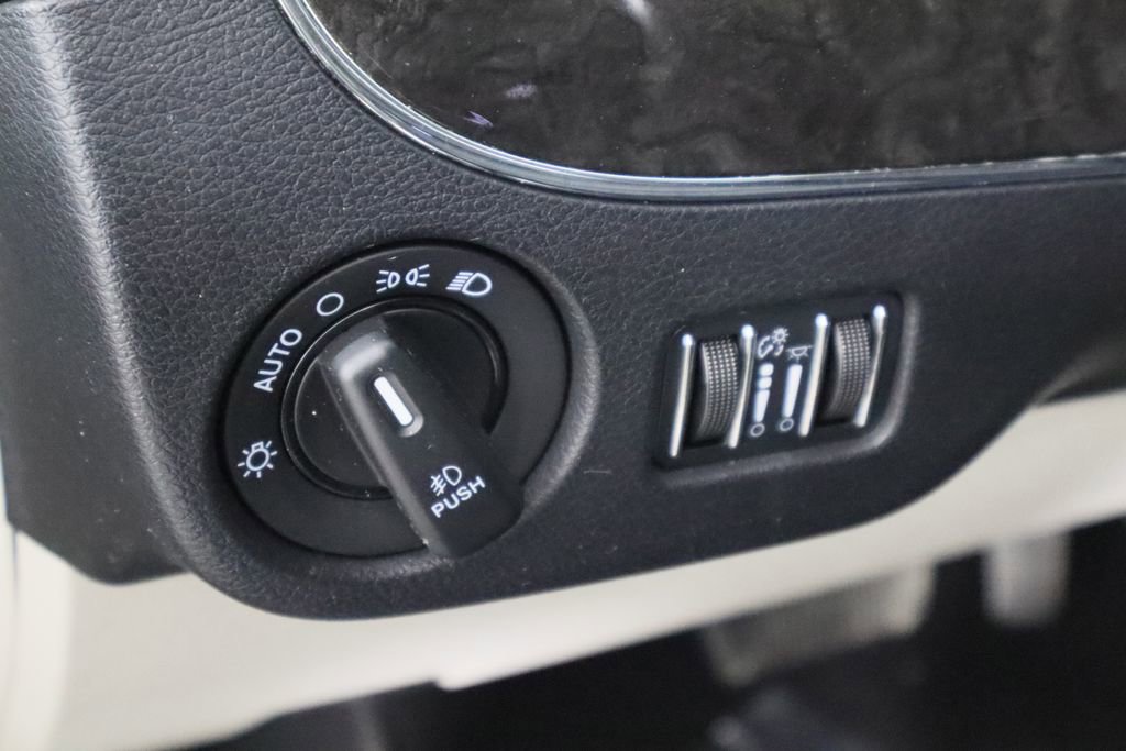 Used 2014 Chrysler Town & Country Touring image 22