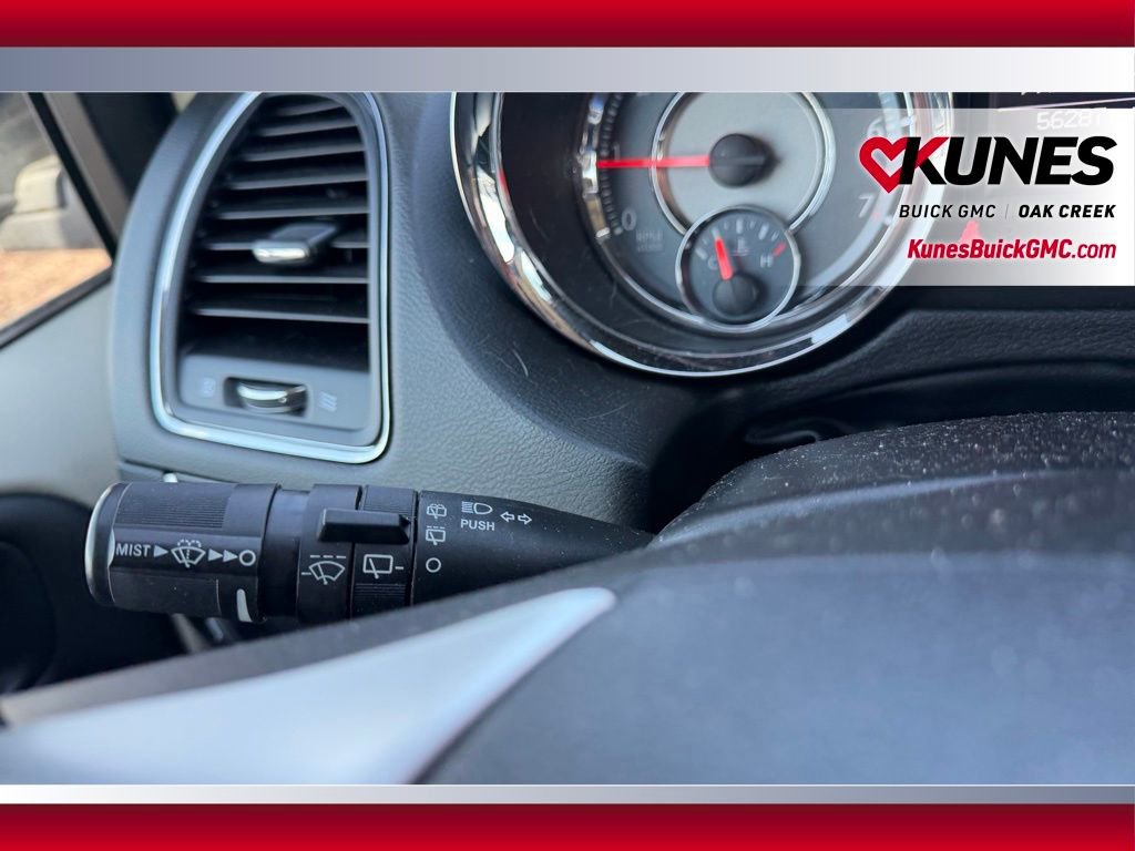 Used 2016 Chrysler Town & Country Touring-L image 10