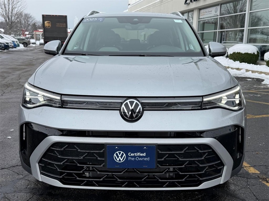 Certified 2025 Volkswagen Taos SEL image 9