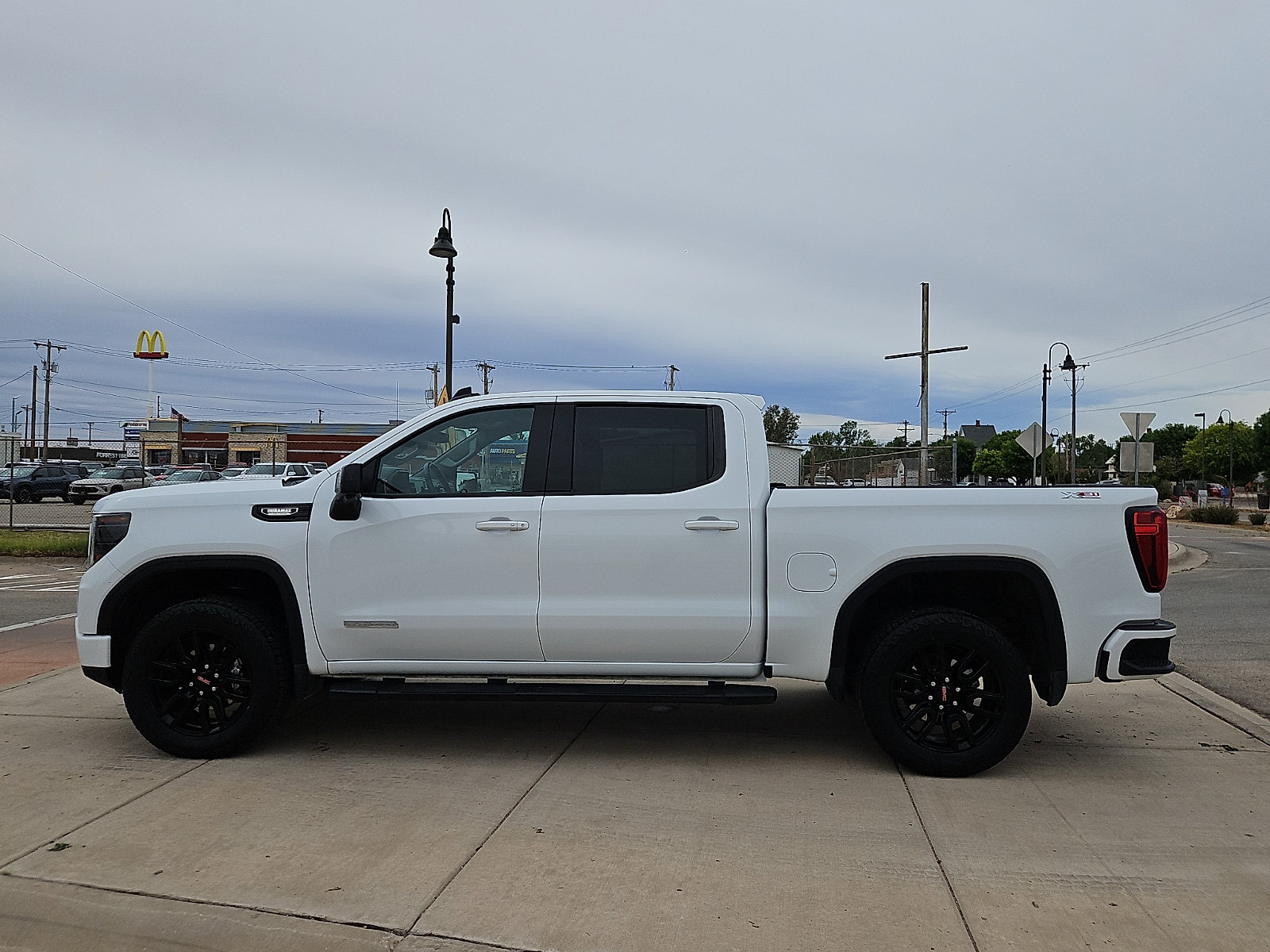 Used 2023 GMC Sierra 1500 Elevation w/ Elevation Premium Package AWD/4WD image 2