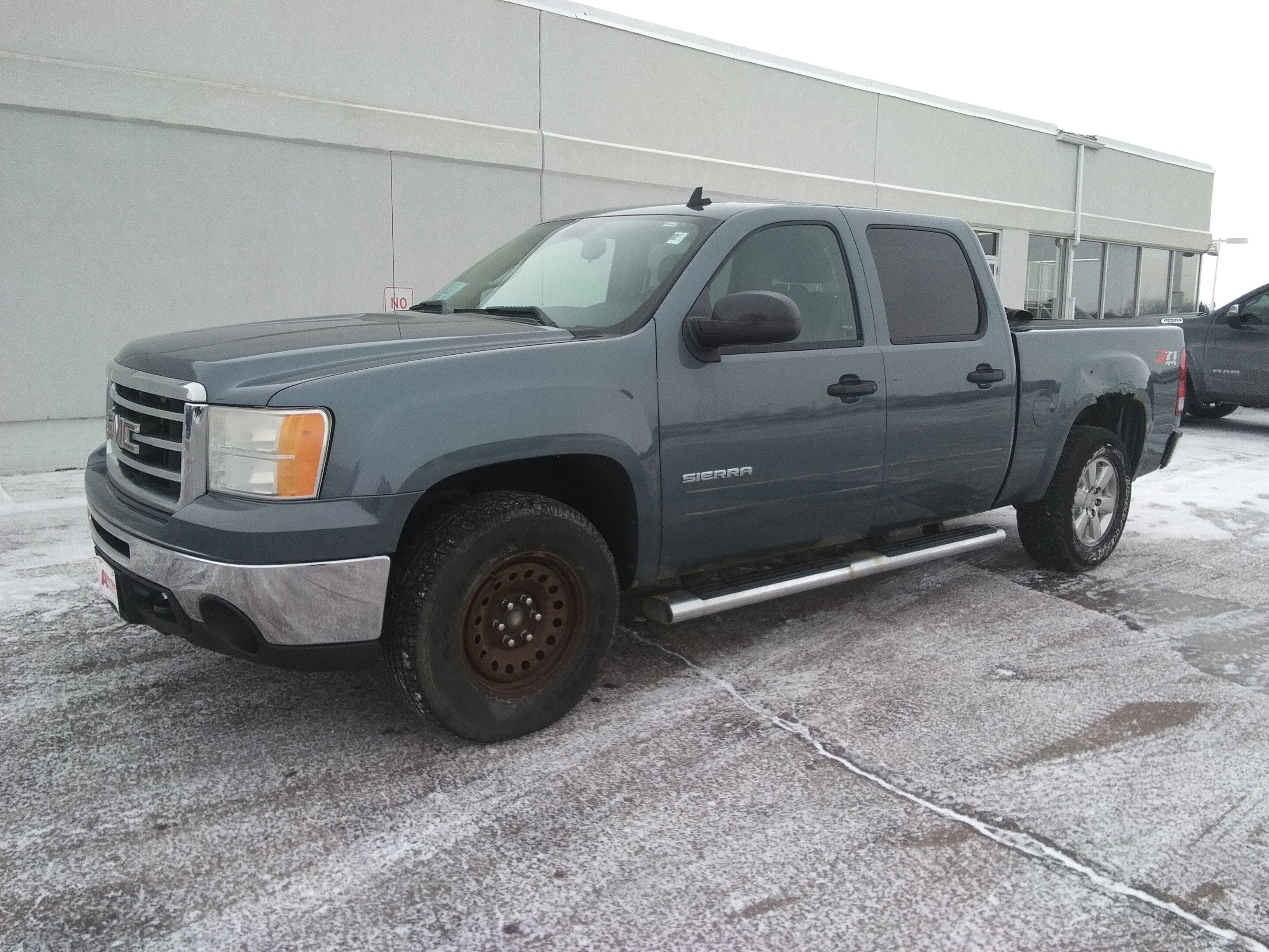 Used 2013 GMC Sierra 1500 SLE w/ Power Tech Package image 2