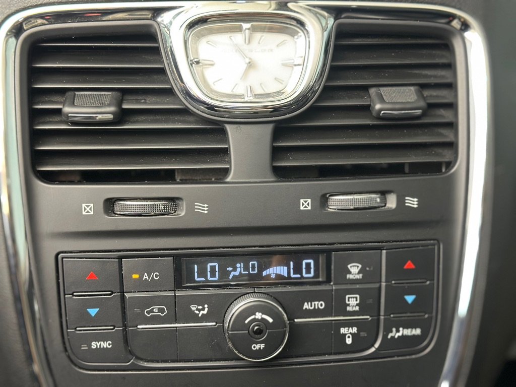 Used 2014 Chrysler Town & Country Touring image 18