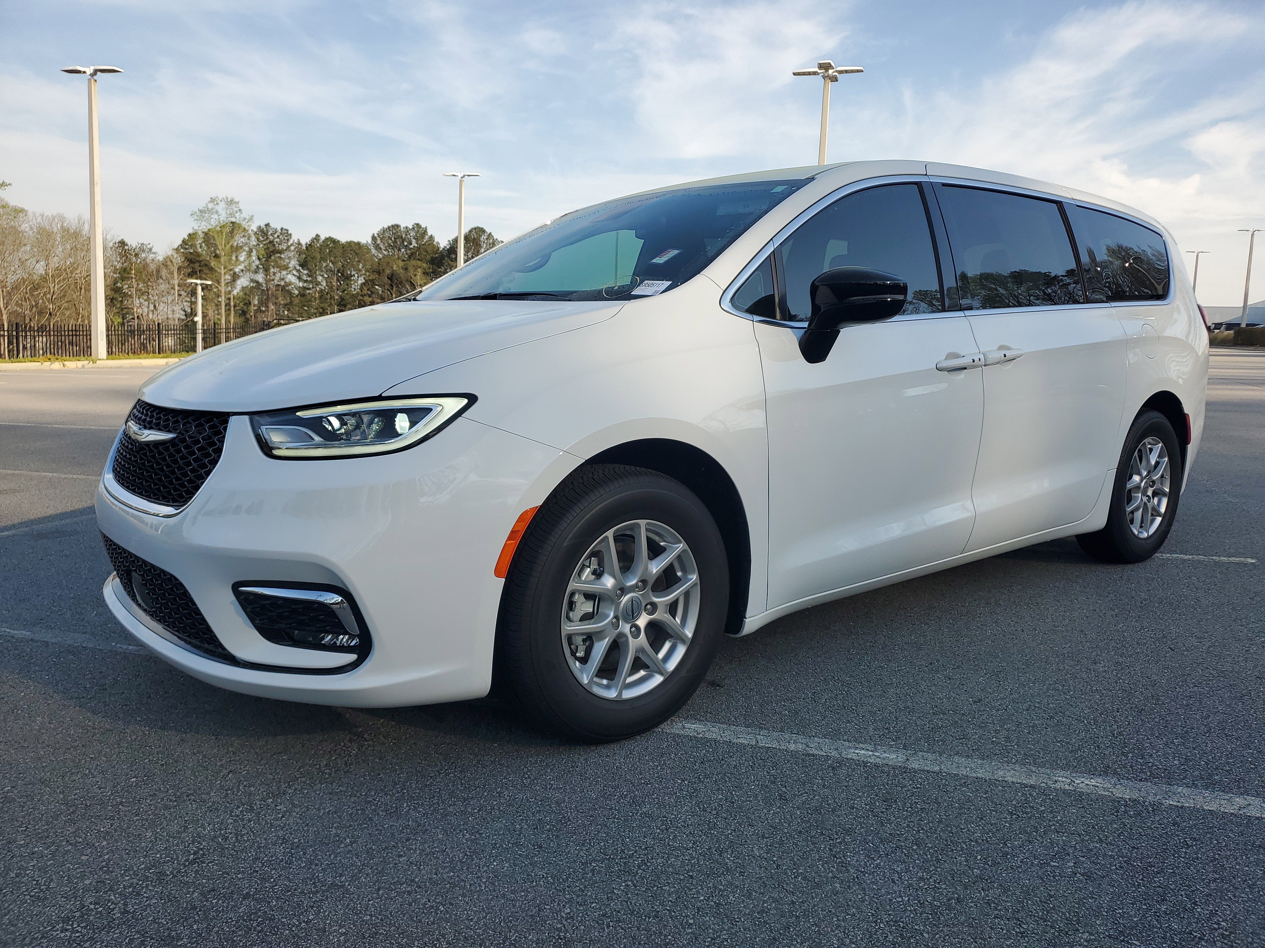 Used 2025 Chrysler Pacifica Select image 3