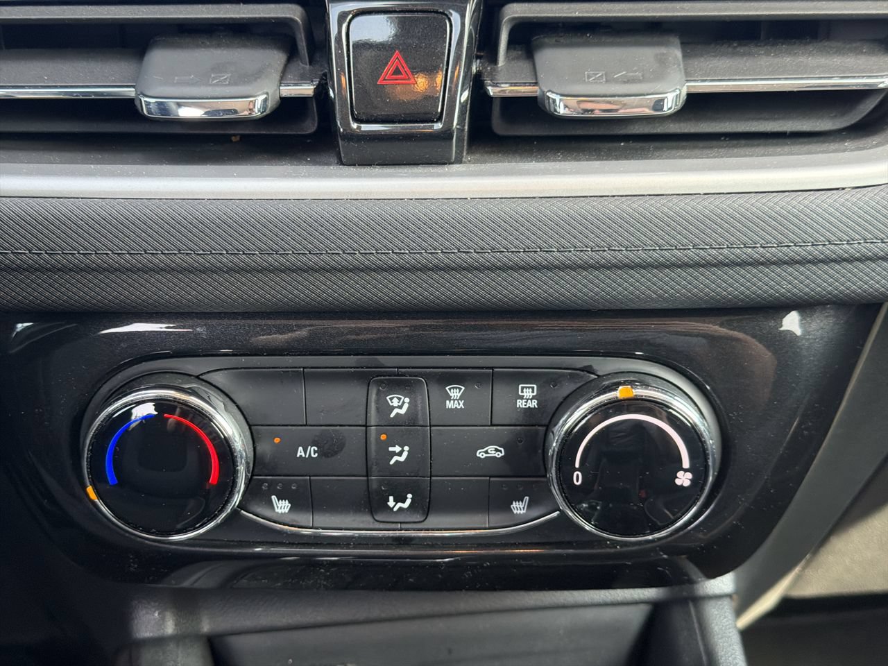 Used 2025 Chevrolet TrailBlazer LT w/ LT Cold Weather Package AWD/4WD image 18