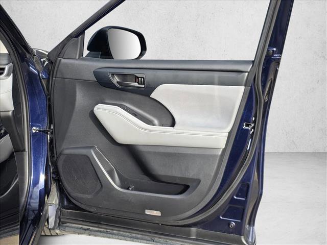 Used 2022 Toyota Highlander LE image 11