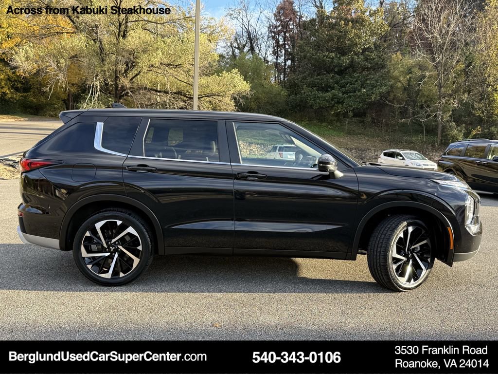 Used 2024 Mitsubishi Outlander SE image 3