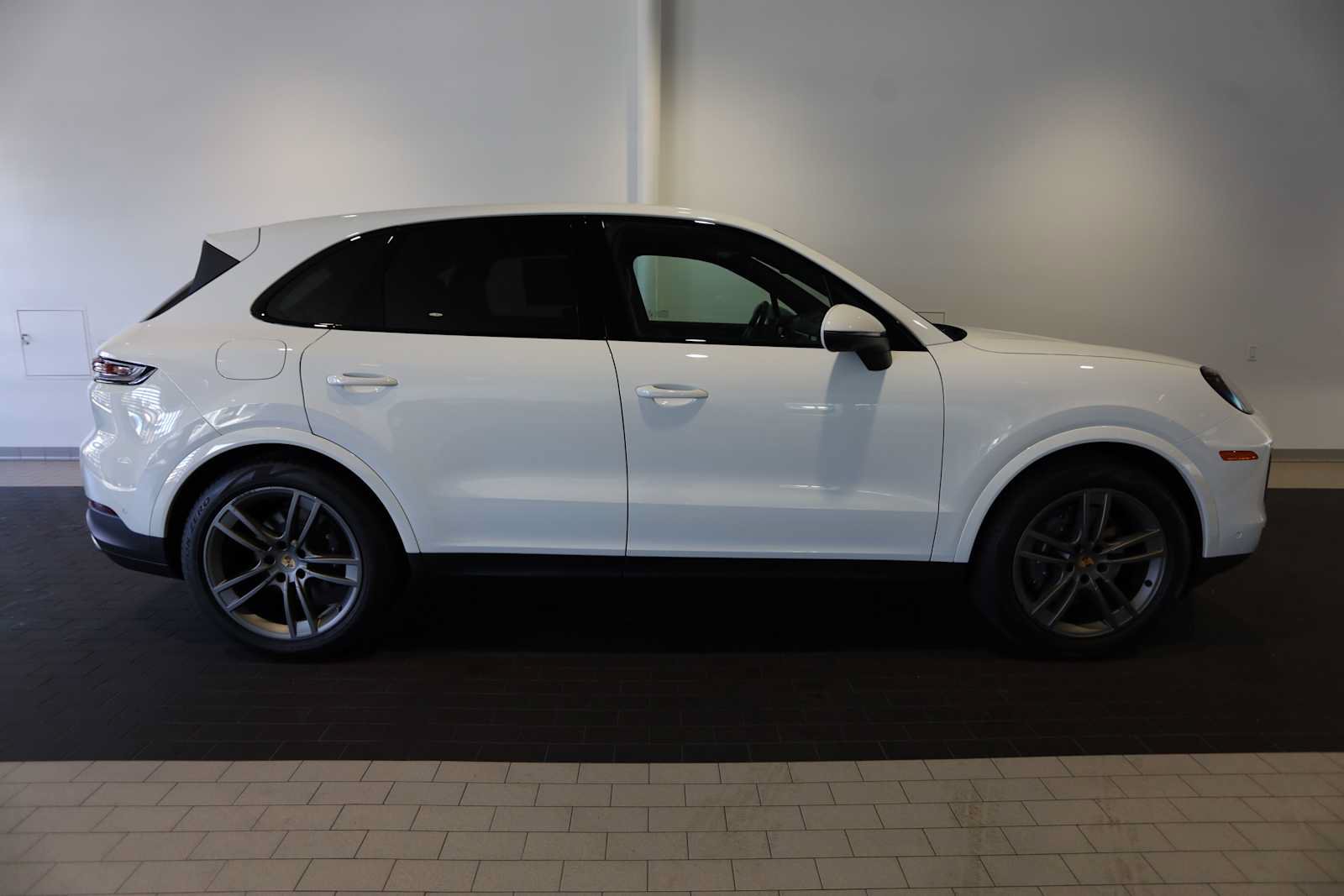 Used 2025 Porsche Cayenne AWD/4WD image 8