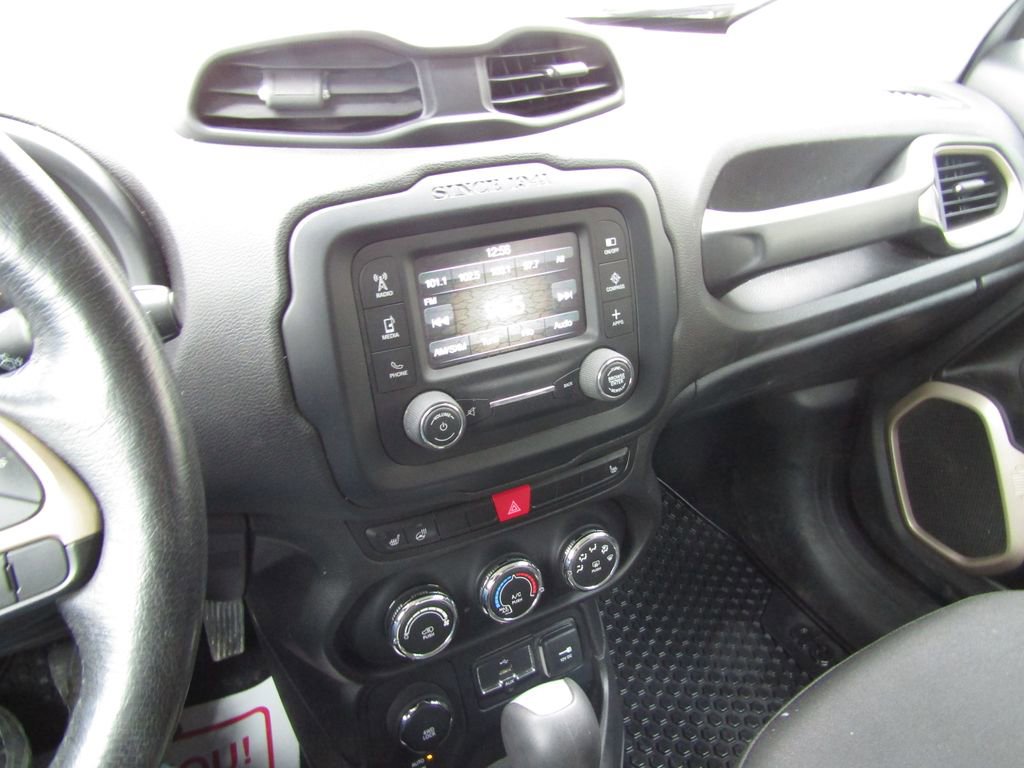 Used 2017 Jeep Renegade Latitude w/ Cold Weather Group image 23