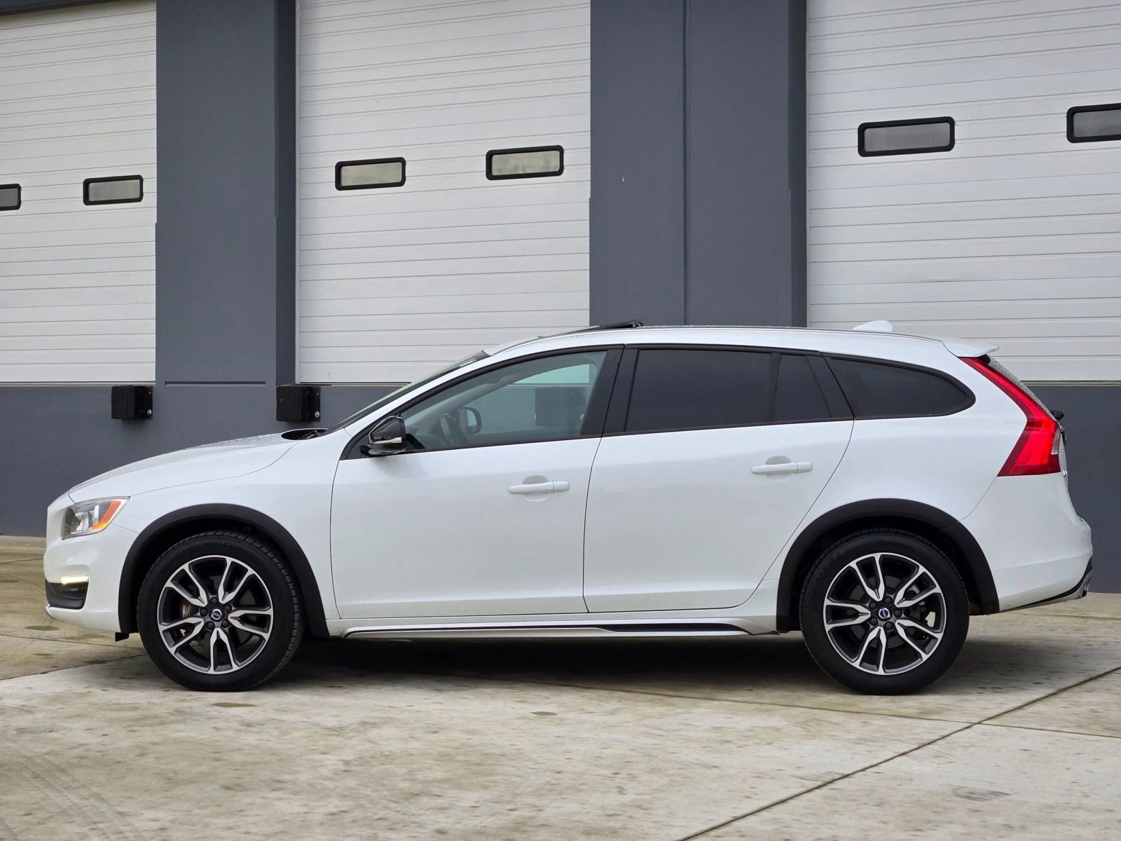 Used 2016 Volvo V60 T5 Cross Country w/ Convenience Package image 5