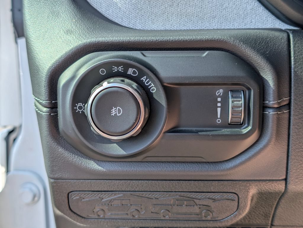 Used 2025 Jeep Wrangler Unlimited Sahara AWD/4WD image 32