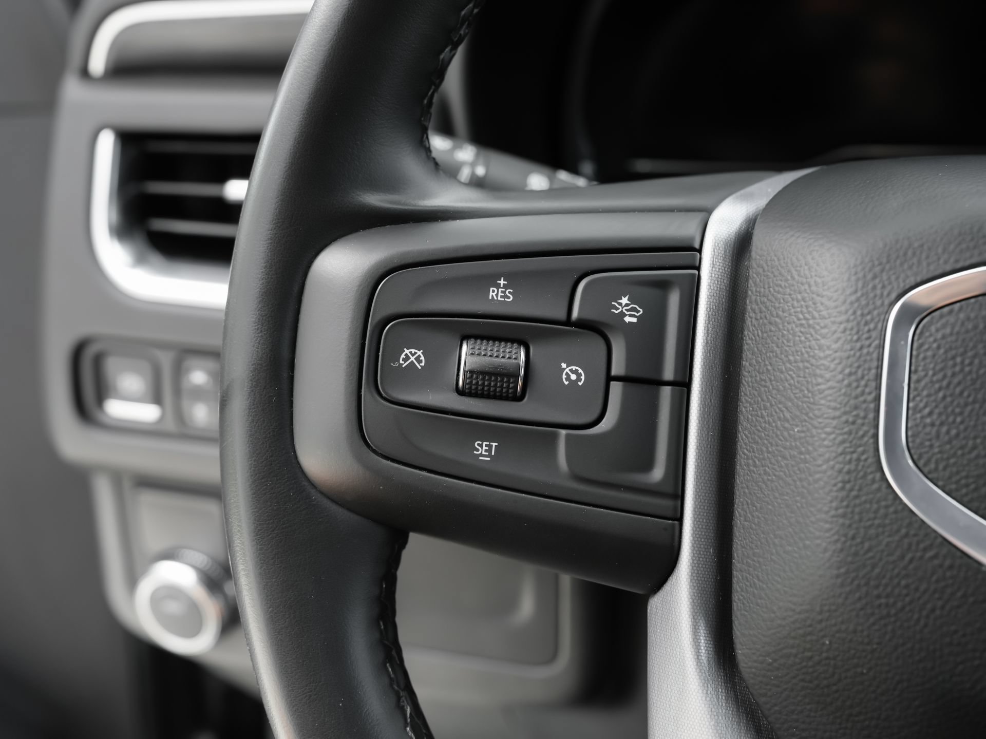 Used 2024 GMC Yukon XL SLT RWD image 18