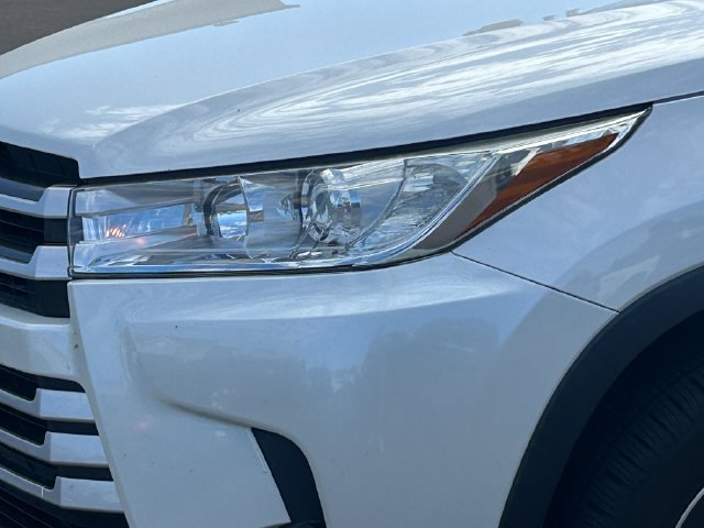 Used 2019 Toyota Highlander LE AWD/4WD image 12
