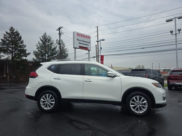 Used 2017 Nissan Rogue SV image 4