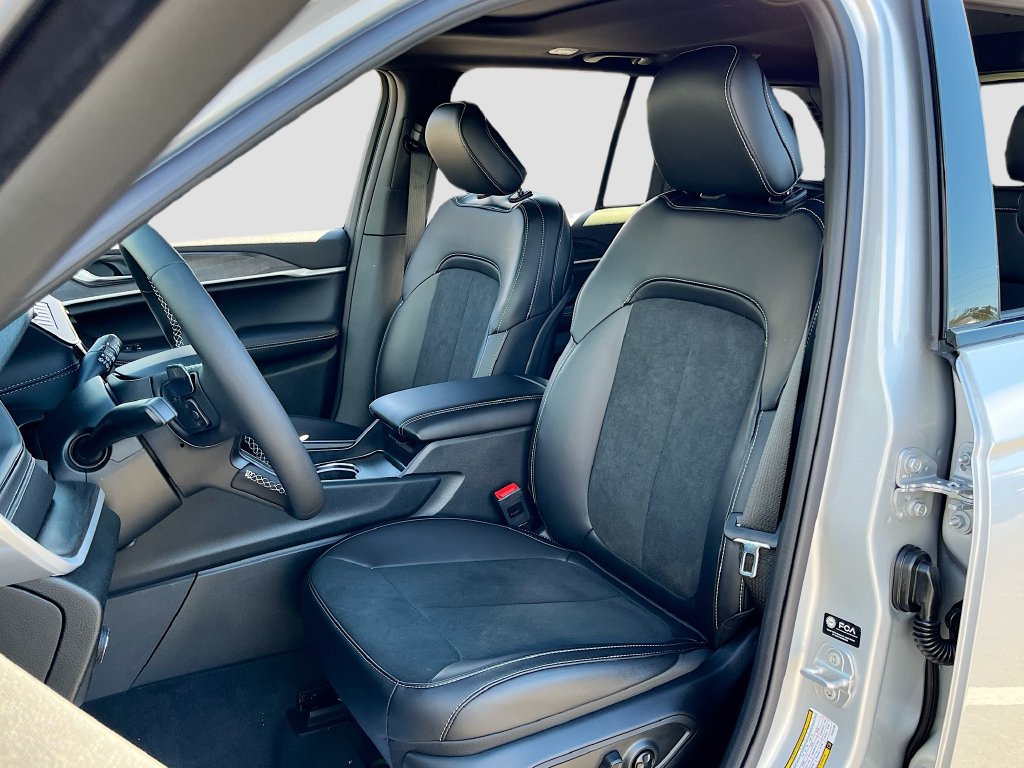 New 2026 Jeep Grand Cherokee Altitude RWD image 20
