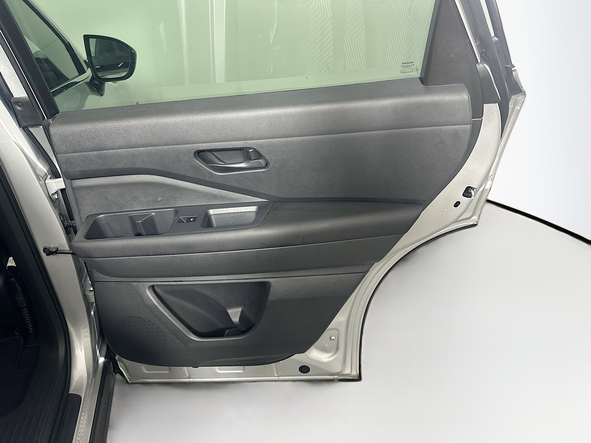 Used 2024 Nissan Pathfinder S image 29