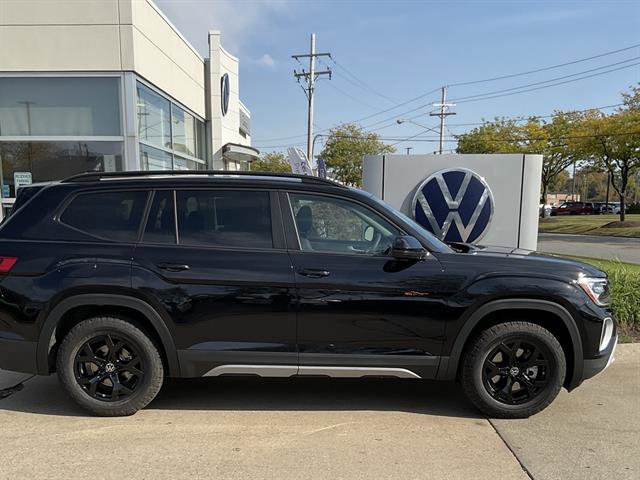 New 2026 Volkswagen Atlas Peak Edition image 3