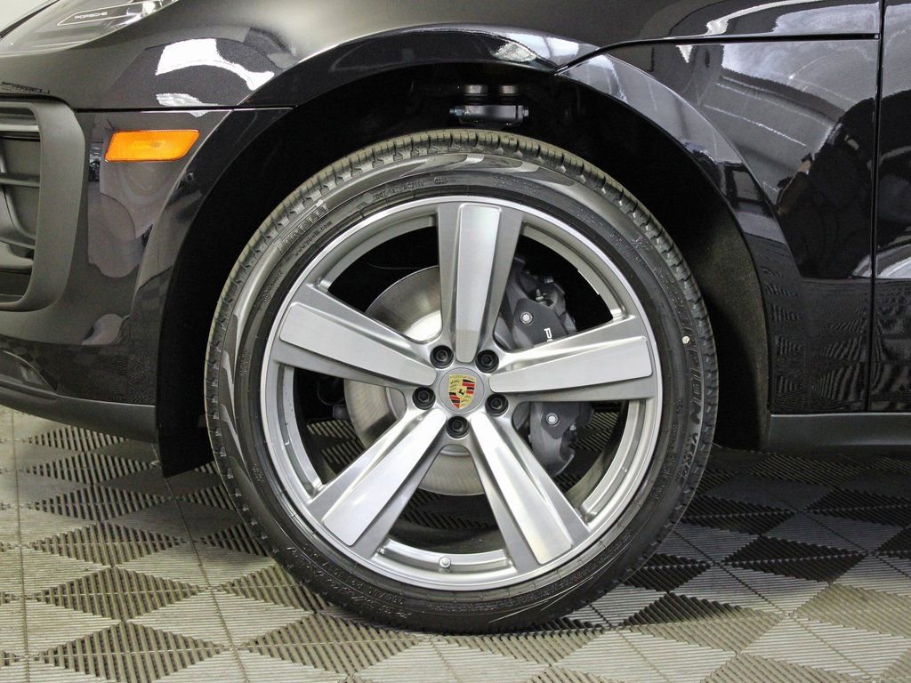 Certified 2025 Porsche Macan image 38