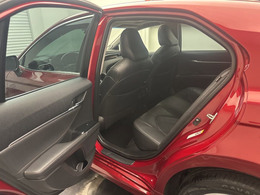 Used 2018 Toyota Camry XLE image 6