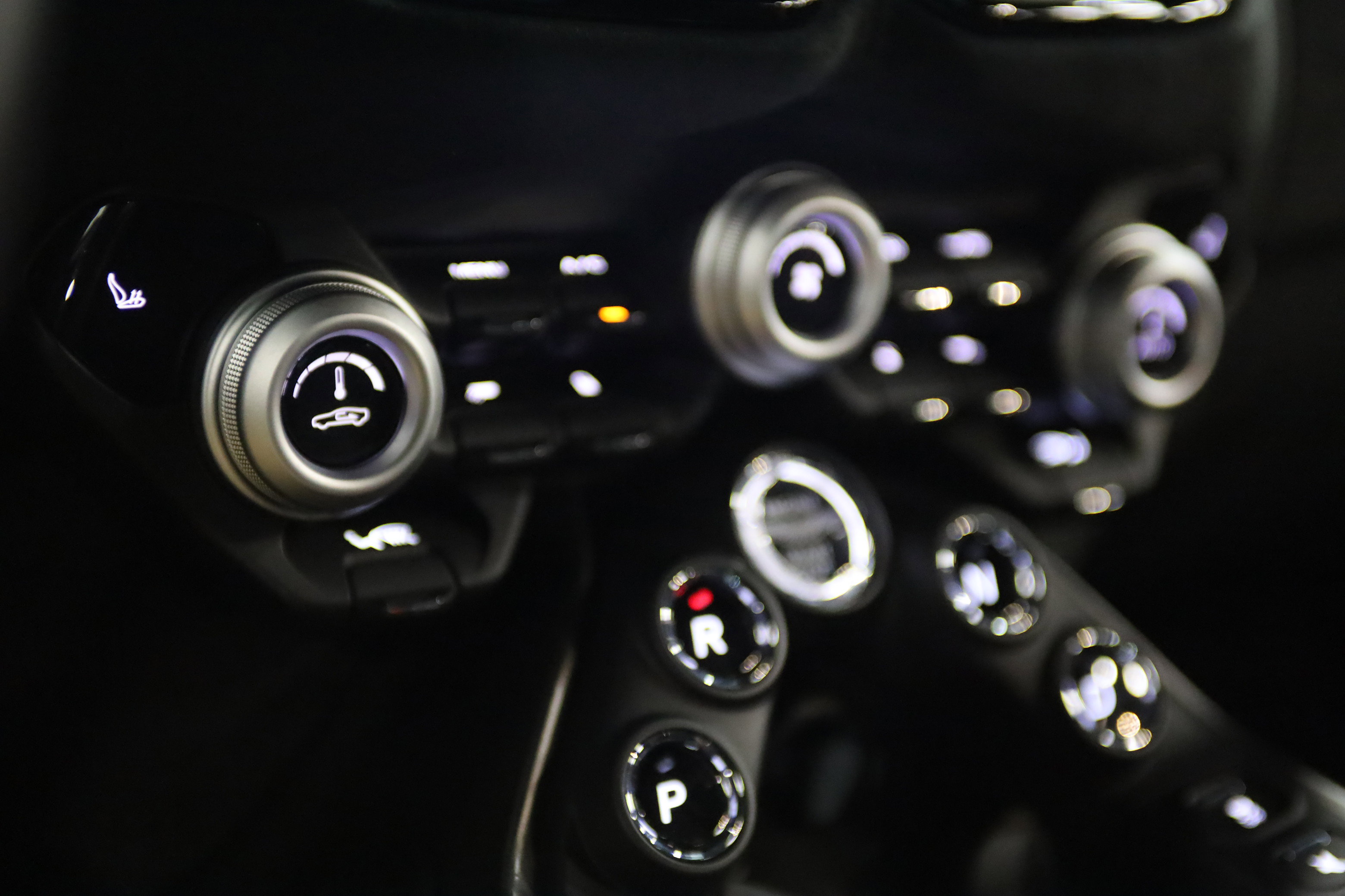 Used 2021 Aston Martin V8 Vantage Coupe RWD image 25