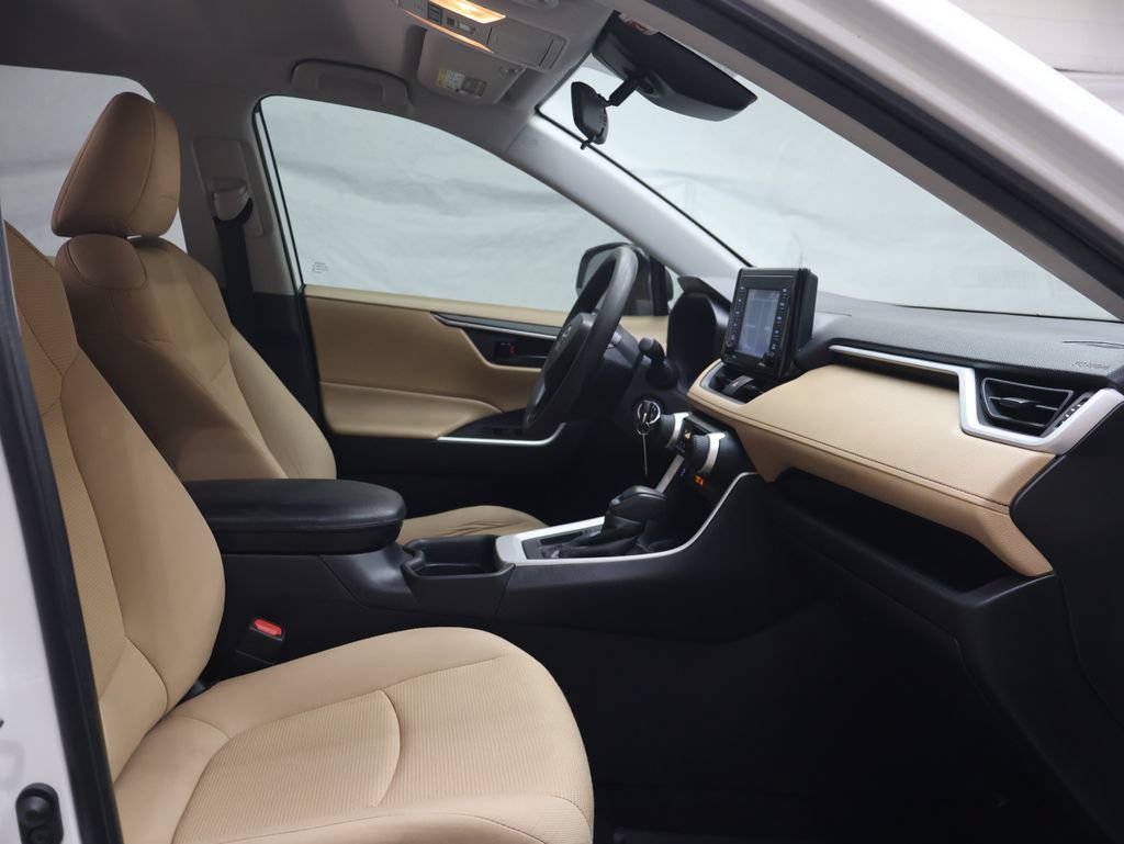 Used 2020 Toyota RAV4 LE FWD image 9