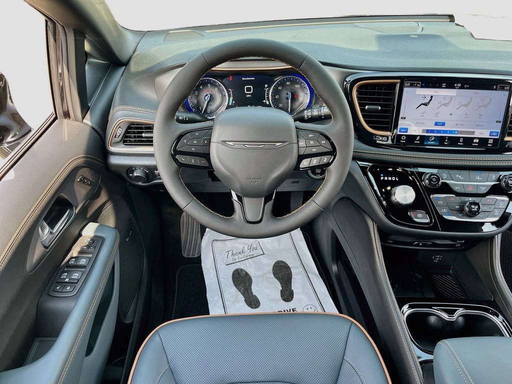 New 2027 Chrysler Pacifica Pinnacle w/ Theater Group FWD image 24