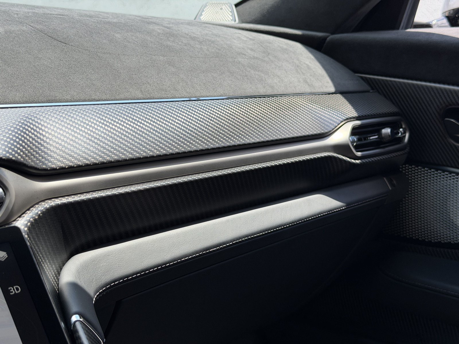 Used 2025 Aston Martin Vanquish RWD image 29